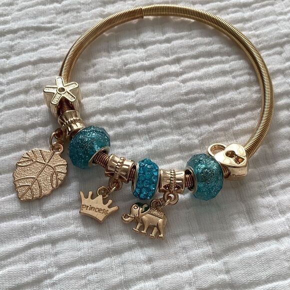 NWT gold tone metal charm bracelet slight stretch - Picture 4 of 5